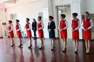 翱翔藍天，禮儀先行 四川航空學?？粘藢I招生報名條件及禮儀服務解析